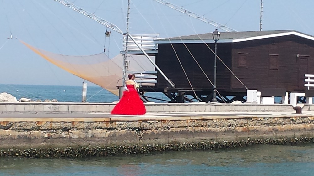 Spotted... A Lady in Red.. Love the Italian weddings by the sea.. <3<3<3