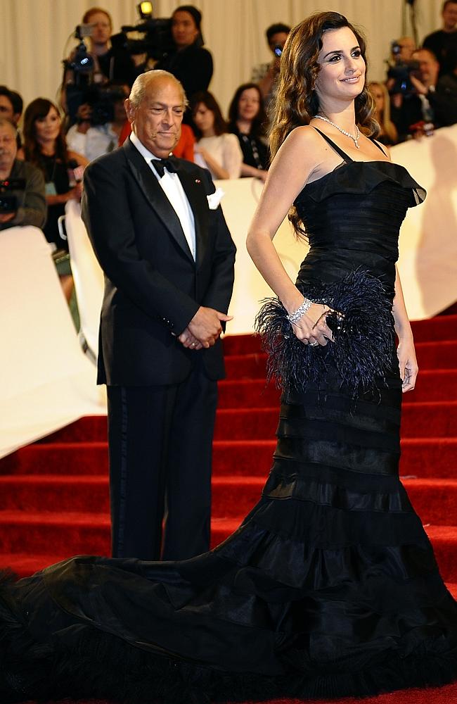osacr de la renta with penelope cruz on red carpet