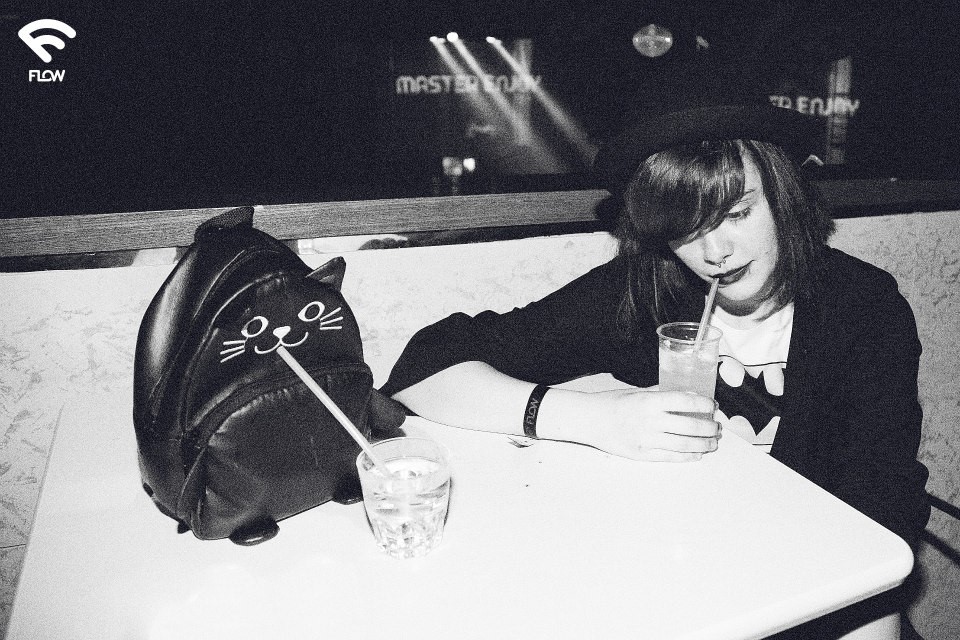 Anna qzzolin photographer with her kitty knapsac