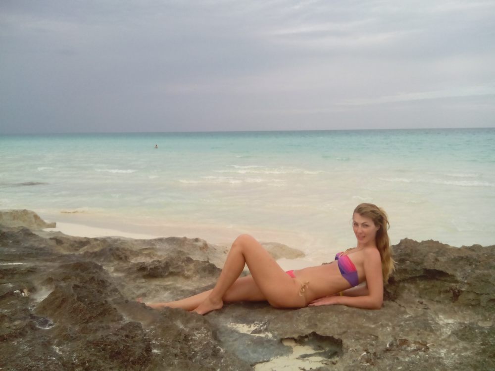 girl on the beach in Cuba blogger in calzedonia